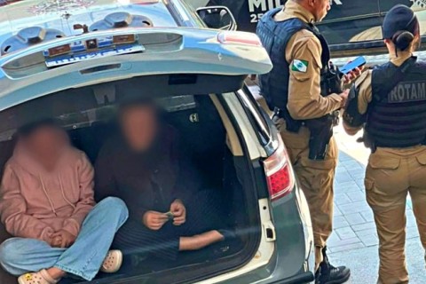 mulher em flagrante presa por furto de semijoias em prédio residencial de Umuarama