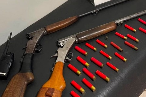 Homem é preso com espingardas e munições em Maria Helena