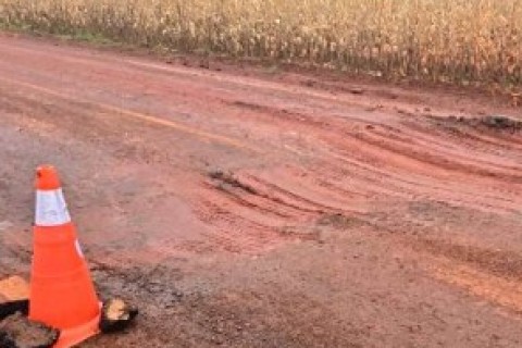 Buraco na pista provoca acidente grave com motociclista na PR-180