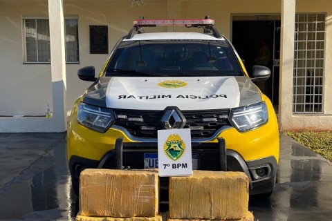 70 KG DE MACONHA SÃO ENCONTRADOS COM CARRO COM MARCAS DE TIROS