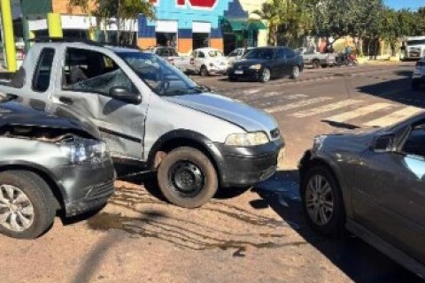 Três veículo se envolve em acidente no centro de Goioerê