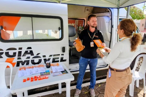 Com a Van de Atendimento, Copel participa de inauguração de praça em Farol