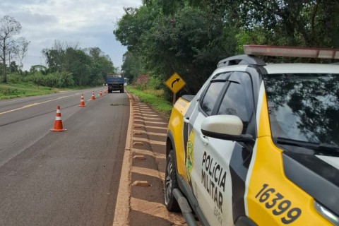 Susto na PR-323: Motorista desvia pelo acostamento e evita tragédia após pneu de caminhão estourar