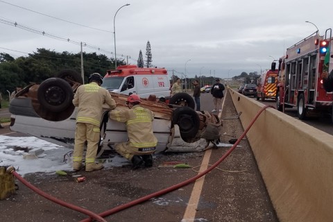 Motorista perde controle, capota veículo e fica ferido na PR-158 em Campo Mourão