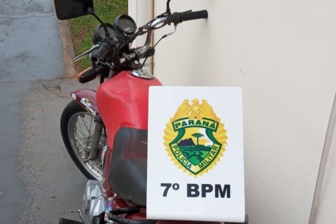 Motoqueiro sem CNH foge de viatura, bate em Corolla e acaba preso pela PM