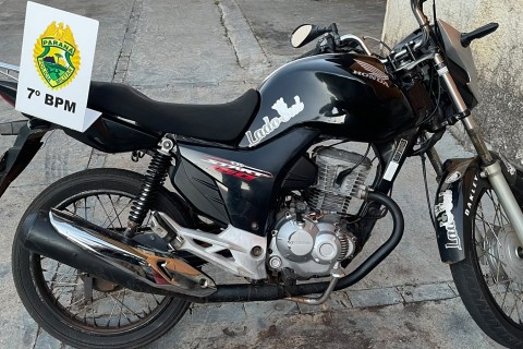 Piloto de motocicleta realiza manobra de malabarismo enfrente viatura da PM