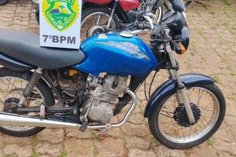 Condutor sem CNH tem moto apreendida pela PM por irregularidades no pneu e na placa