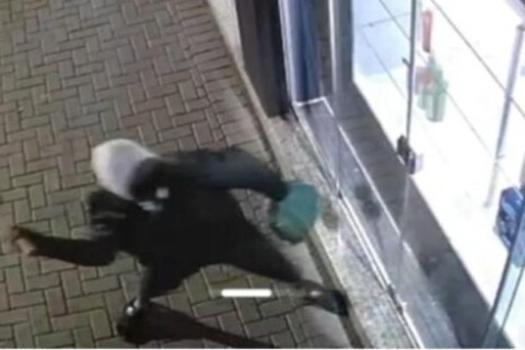 Homem filmado quebrando vitrine e furtando loja em Goioerê é preso pela polícia